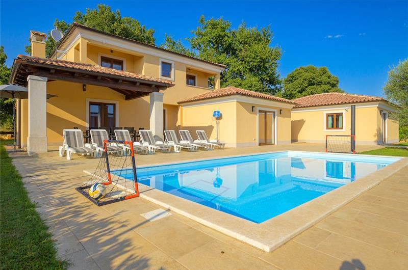 4 bedroom villa bedroom with pool, Svetvinčenat, Istria, sleeps 8