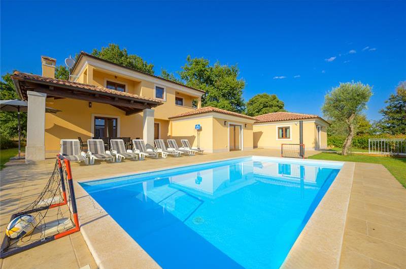 4 bedroom villa bedroom with pool, Svetvinčenat, Istria, sleeps 8