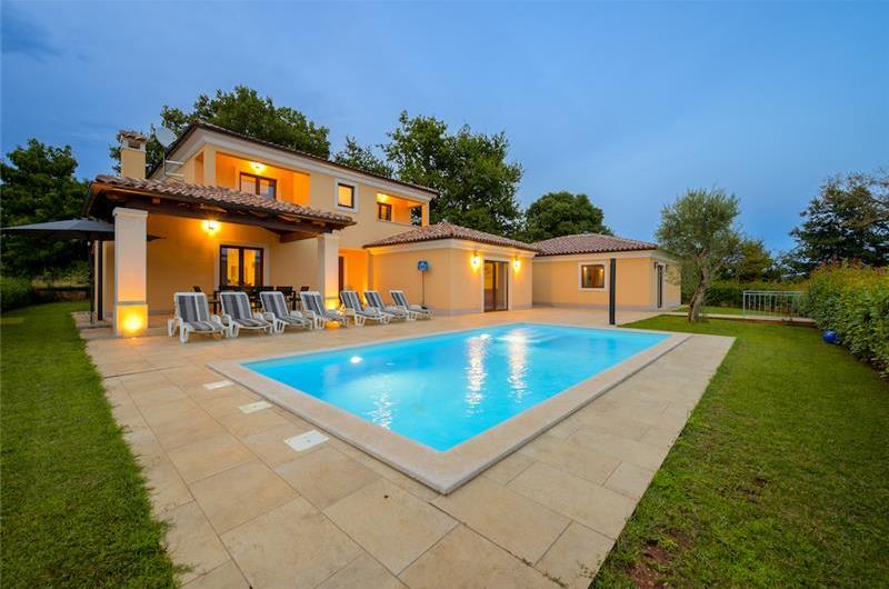 4 bedroom villa bedroom with pool, Svetvinčenat, Istria, sleeps 8