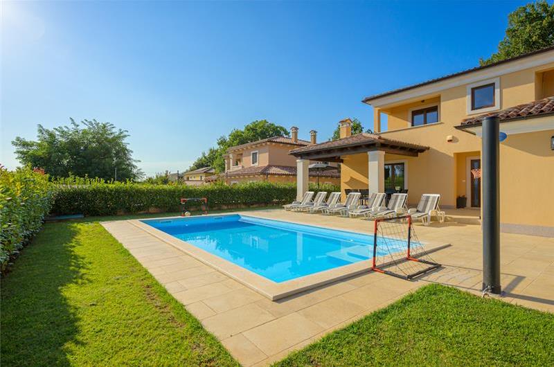 4 bedroom villa bedroom with pool, Svetvinčenat, Istria, sleeps 8