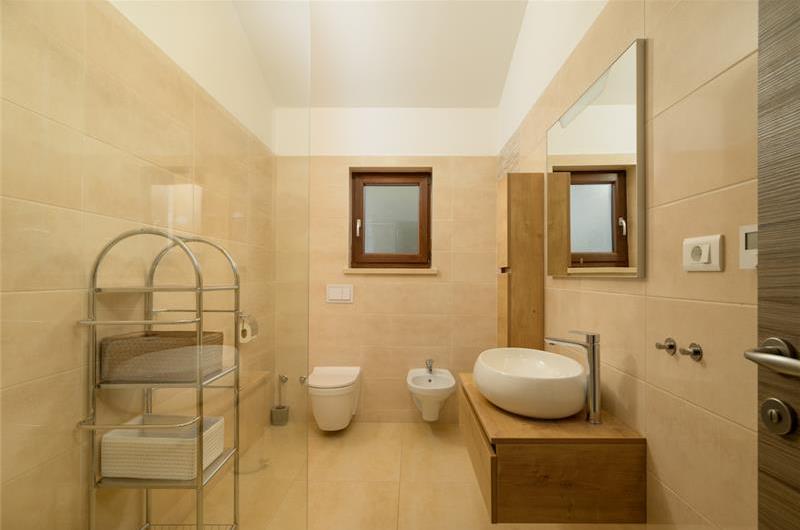 4 bedroom villa bedroom with pool, Svetvinčenat, Istria, sleeps 8