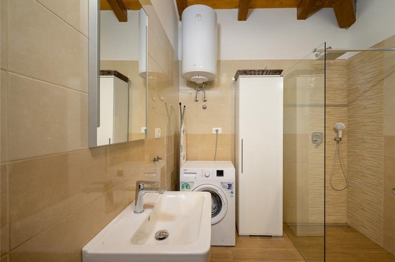 4 bedroom villa bedroom with pool, Svetvinčenat, Istria, sleeps 8