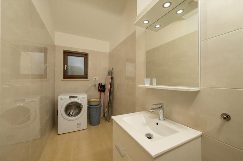 4 bedroom villa bedroom with pool, Svetvinčenat, Istria, sleeps 8