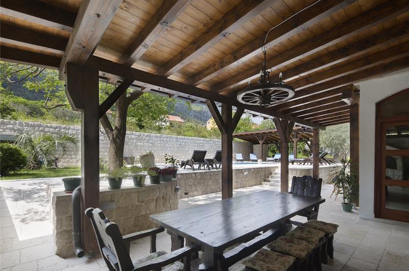 5 bedroom bayside villa with pool near Kotor, sleeps 12