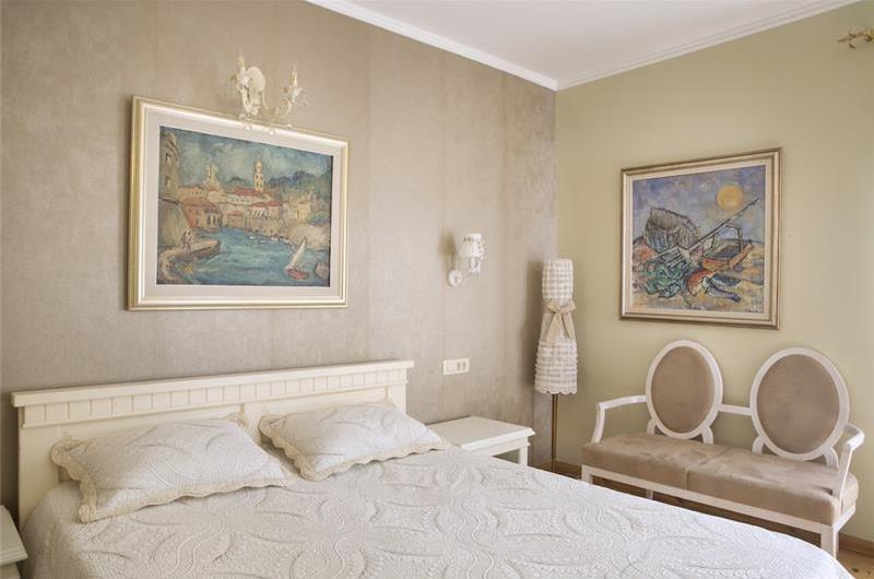 5 bedroom bayside villa with pool near Kotor, sleeps 12