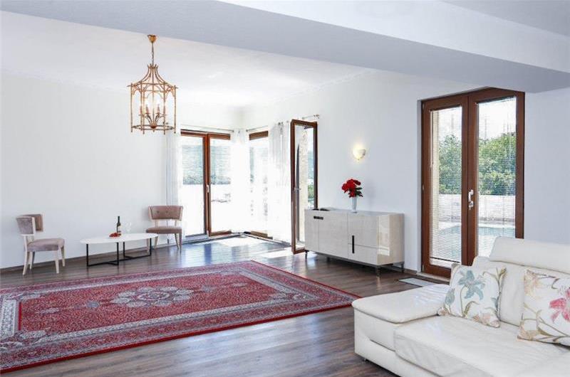 5 bedroom villa with two pools near Tivat, sleeps 10