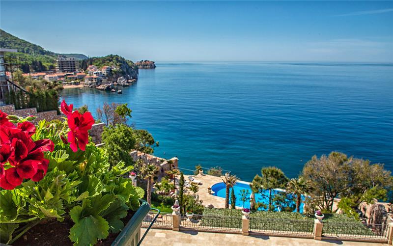 11 bedroom seafront villa with infinity pool near Budvar, sleeps 22