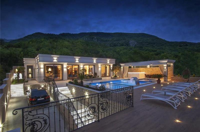 3 bedroom villa with pool in Prijevor, Budva, sleeps 6