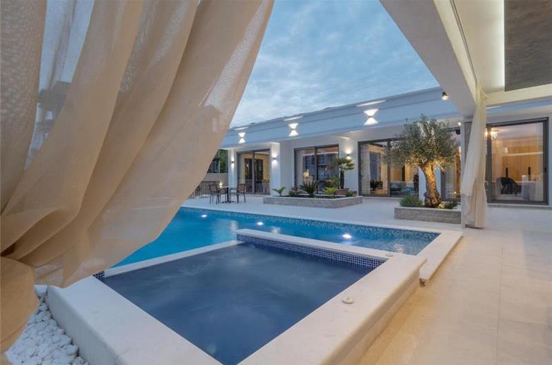 3 bedroom villa with pool in Prijevor, Budva, sleeps 6