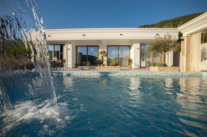 3 bedroom villa with pool in Prijevor, Budva, sleeps 6