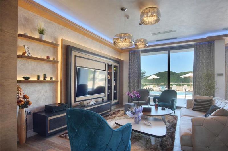 3 bedroom villa with pool in Prijevor, Budva, sleeps 6