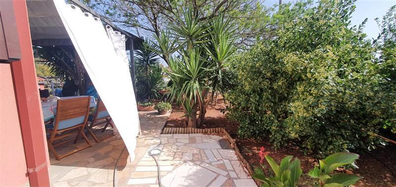 4 bedroom villa with pool in Maslinica, sleeps 8