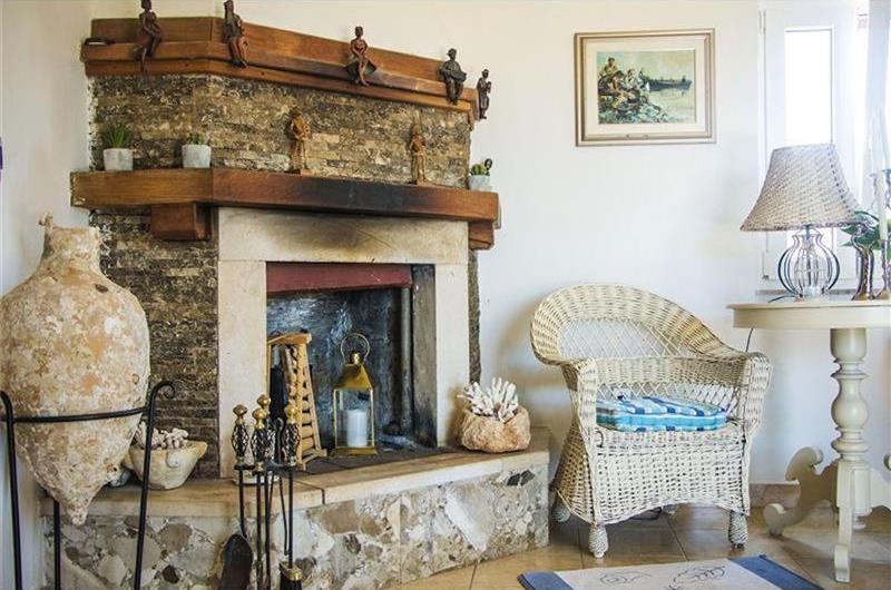 4 bedroom villa with pool in Maslinica, sleeps 8