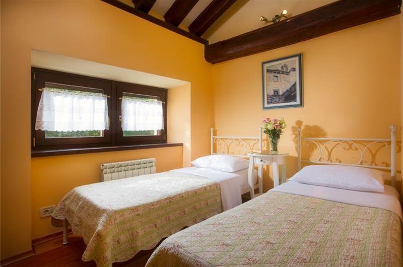 2 Bedroom Villa with Pool in Momjan, sleeps 4