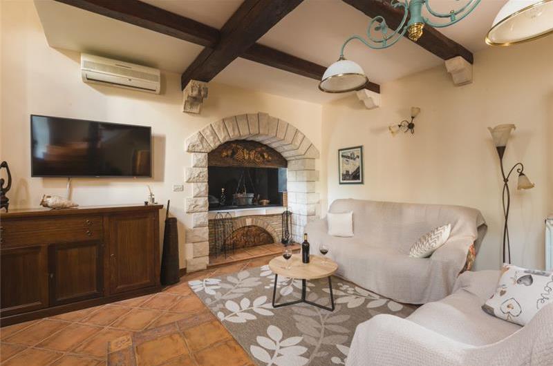 2 Bedroom Villa with Pool in Momjan, sleeps 4