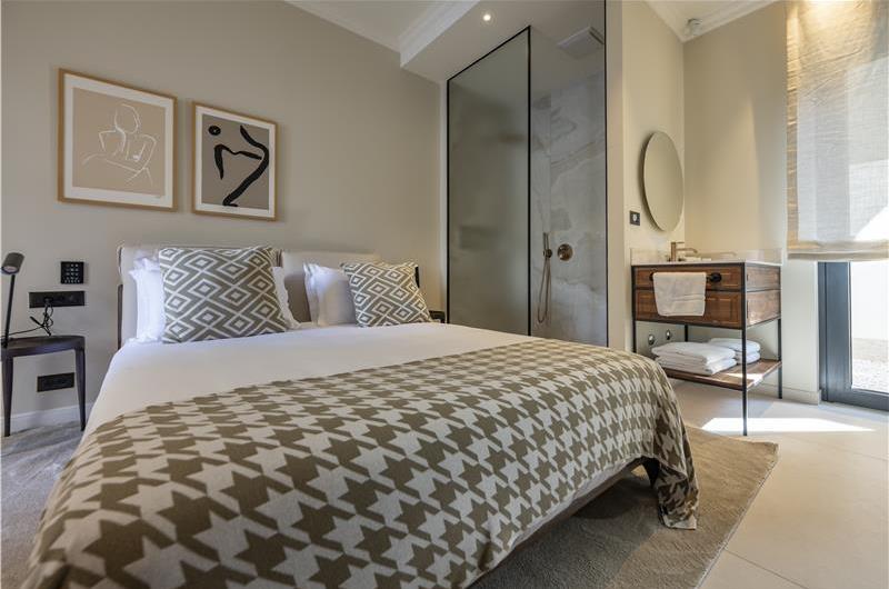 Selection of 5 bedroom seafront villas with heated pool on Ciovo near Trogir, sleeps 10