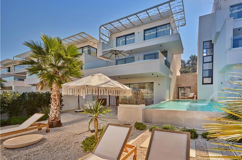 Selection of 5 bedroom seafront villas with heated pool on Ciovo near Trogir, sleeps 10