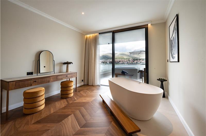 Selection of 5 bedroom seafront villas with heated pool on Ciovo near Trogir, sleeps 10