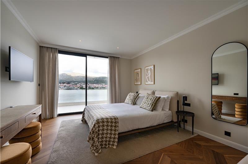Selection of 5 bedroom seafront villas with heated pool on Ciovo near Trogir, sleeps 10