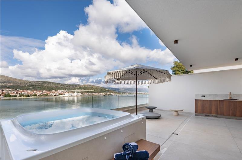 Selection of 5 bedroom seafront villas with heated pool on Ciovo near Trogir, sleeps 10