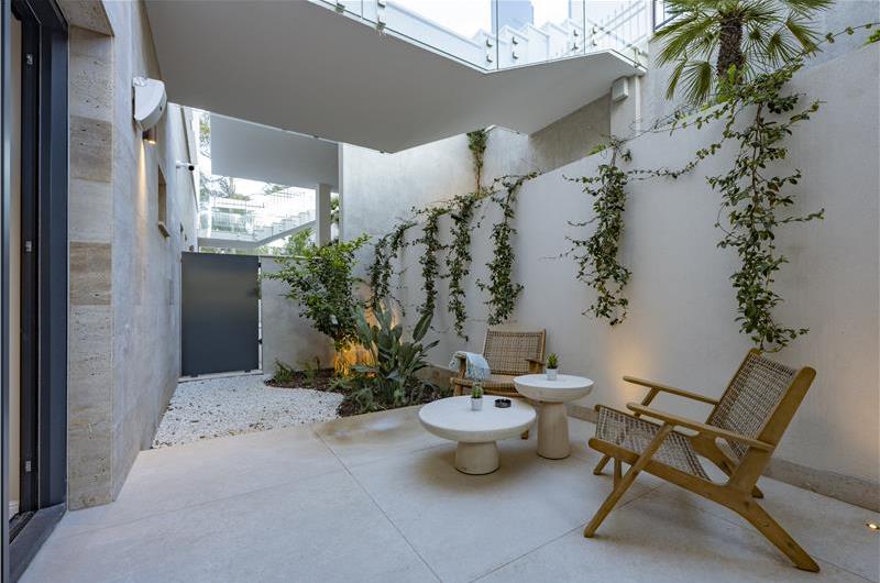 Selection of 5 bedroom seafront villas with heated pool on Ciovo near Trogir, sleeps 10