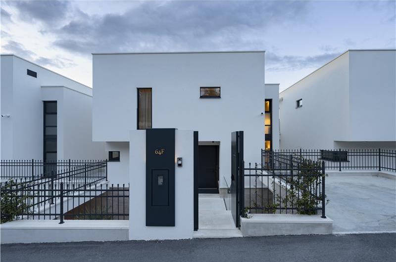 Selection of 5 bedroom seafront villas with heated pool on Ciovo near Trogir, sleeps 10