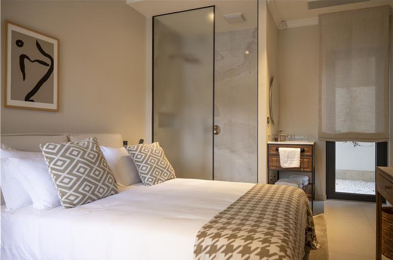 Selection of 5 bedroom seafront villas with heated pool on Ciovo near Trogir, sleeps 10