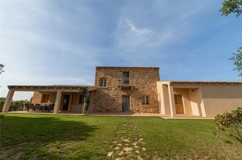 Selection of 3 and 4 bedroom villas with pools near Porto Cervo, sleeps 6-10