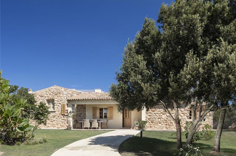 Selection of 3 and 4 bedroom villas with pools near Porto Cervo, sleeps 6-10