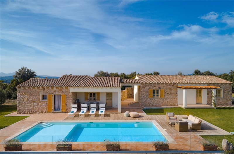 Selection of 3 and 4 bedroom villas with pools near Porto Cervo, sleeps 6-10