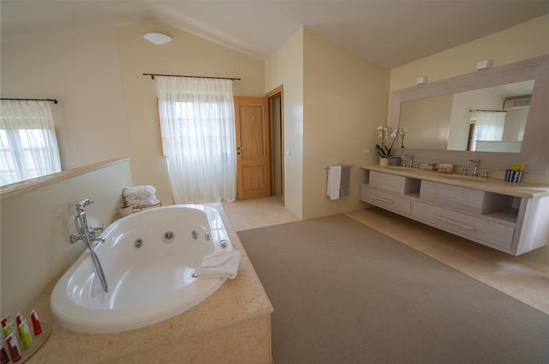 Selection of 3 and 4 bedroom villas with pools near Porto Cervo, sleeps 6-10