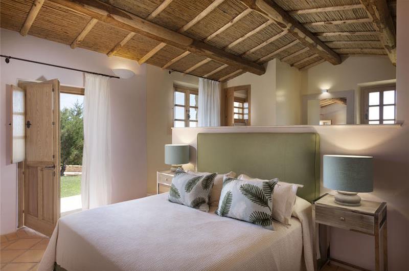 Selection of 3 and 4 bedroom villas with pools near Porto Cervo, sleeps 6-10