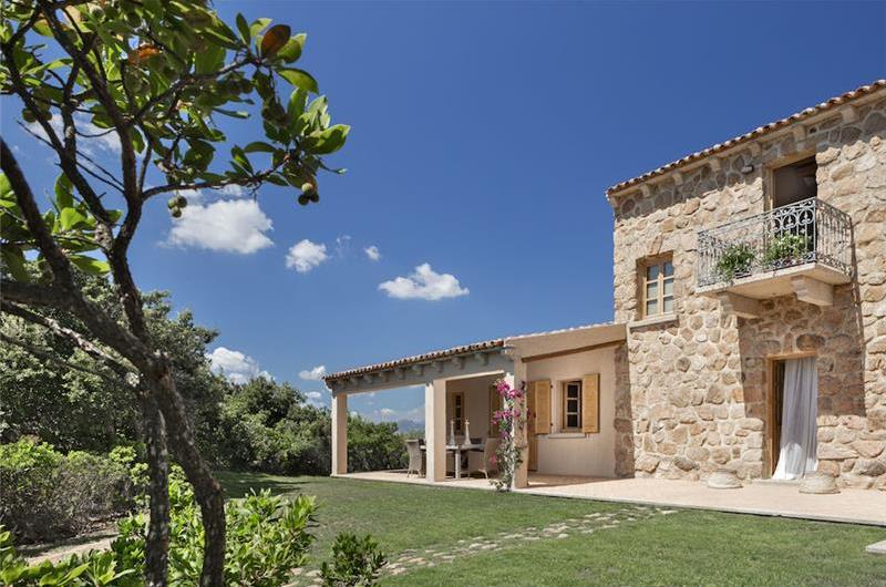 Selection of 3 and 4 bedroom villas with pools near Porto Cervo, sleeps 6-10