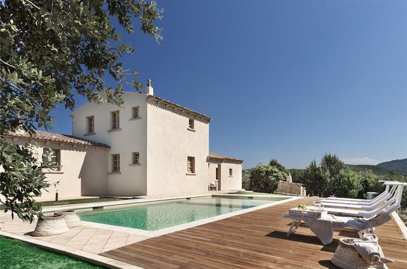 Selection of 3 and 4 bedroom villas with pools near Porto Cervo, sleeps 6-10