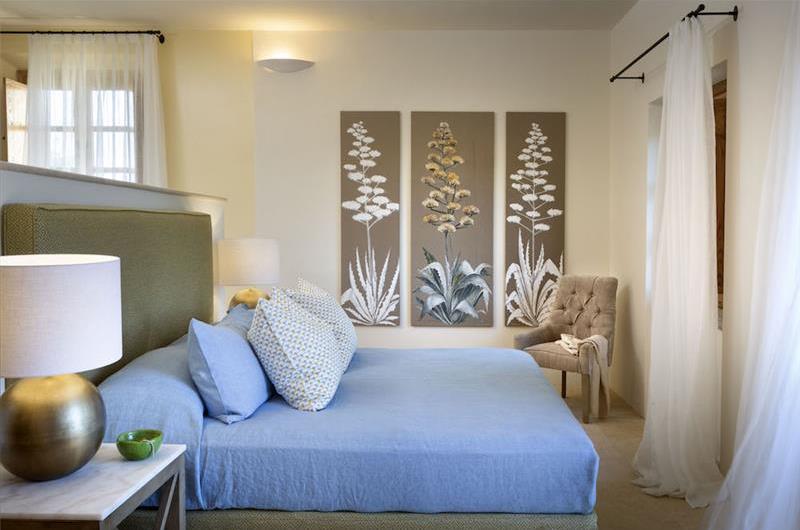 Selection of 3 and 4 bedroom villas with pools near Porto Cervo, sleeps 6-10