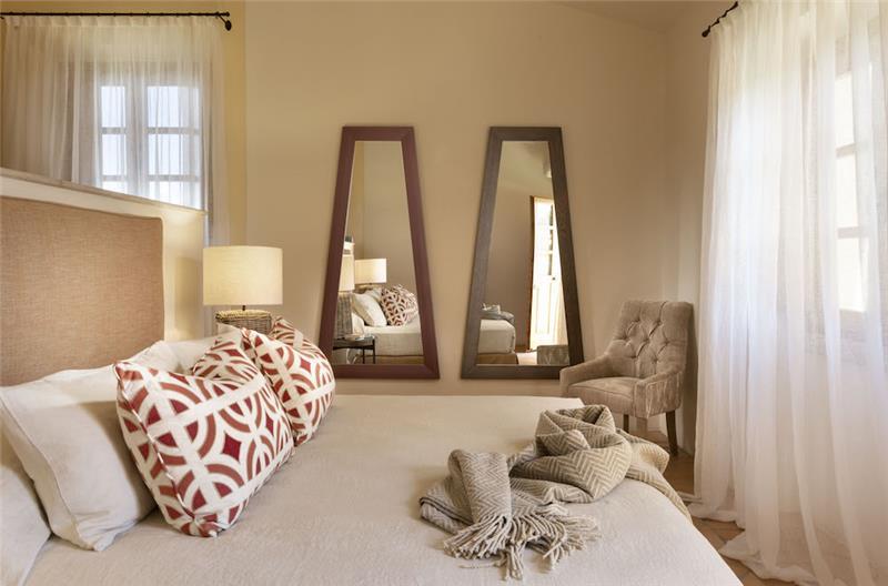 Selection of 3 and 4 bedroom villas with pools near Porto Cervo, sleeps 6-10