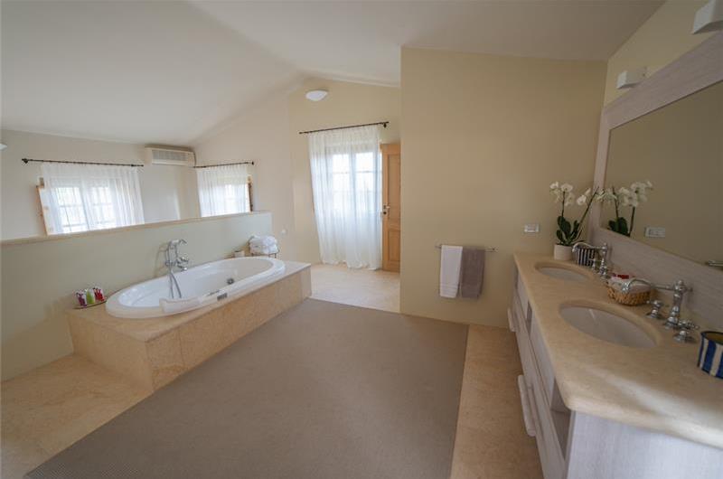 Selection of 3 and 4 bedroom villas with pools near Porto Cervo, sleeps 6-10