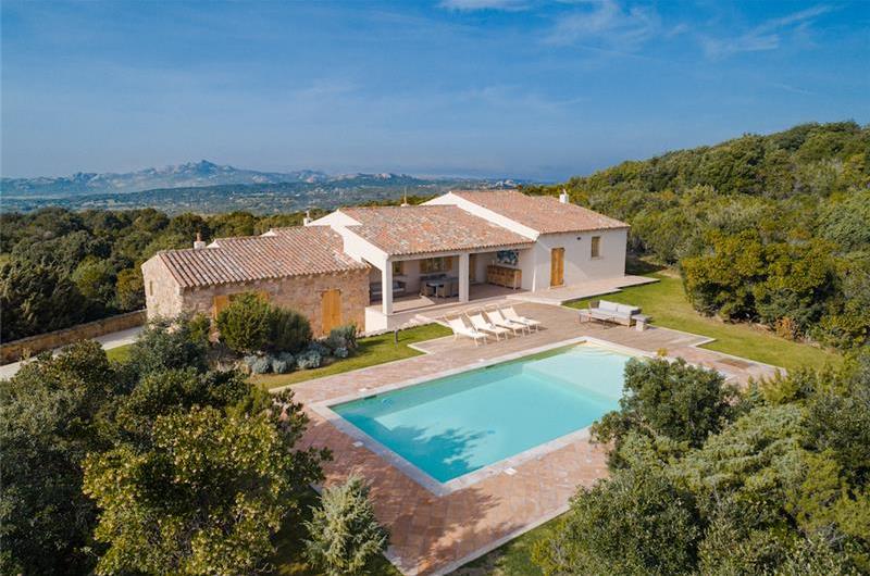 Selection of 3 and 4 bedroom villas with pools near Porto Cervo, sleeps 6-10