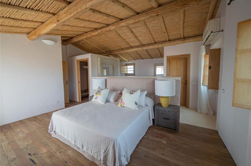 Selection of 3 and 4 bedroom villas with pools near Porto Cervo, sleeps 6-10