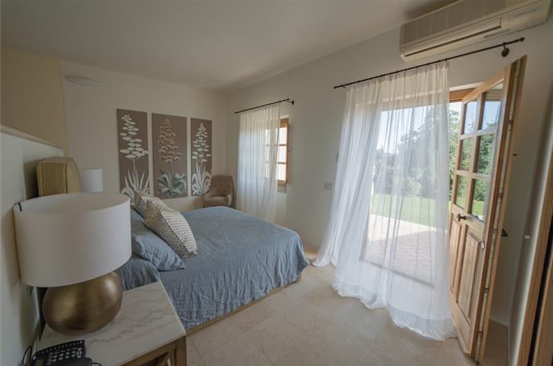 Selection of 3 and 4 bedroom villas with pools near Porto Cervo, sleeps 6-10