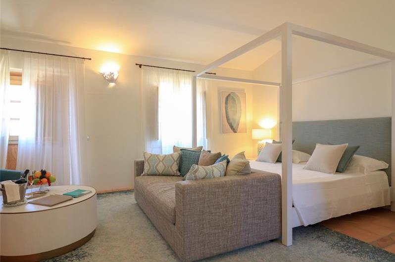 Selection of 3 and 4 bedroom villas with pools near Porto Cervo, sleeps 6-10