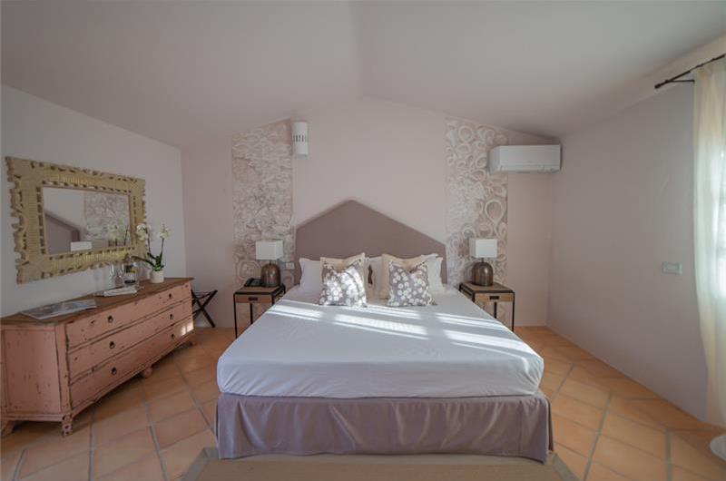 Selection of 3 and 4 bedroom villas with pools near Porto Cervo, sleeps 6-10