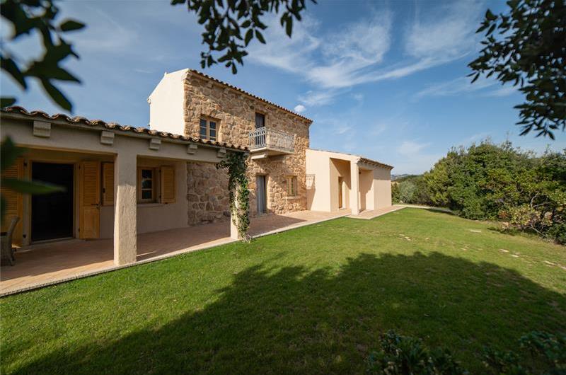 Selection of 3 and 4 bedroom villas with pools near Porto Cervo, sleeps 6-10