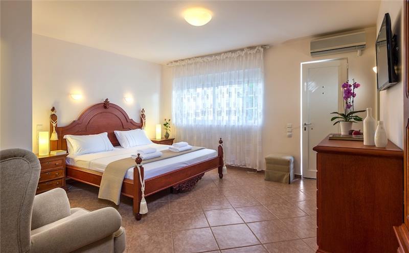 4 bedroom villa with pool close to beach on Akrotiri peninsula, sleeps 8