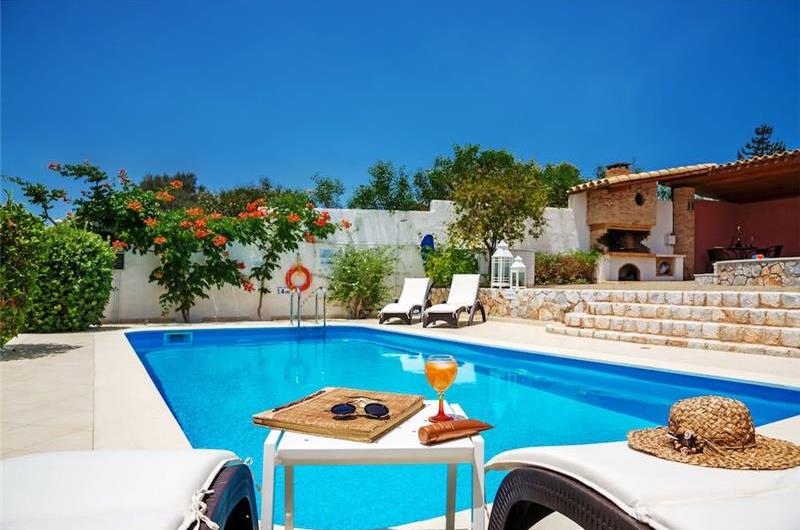 4 bedroom villa with pool close to beach on Akrotiri peninsula, sleeps 8