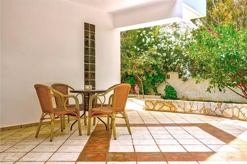 4 bedroom villa with pool close to beach on Akrotiri peninsula, sleeps 8