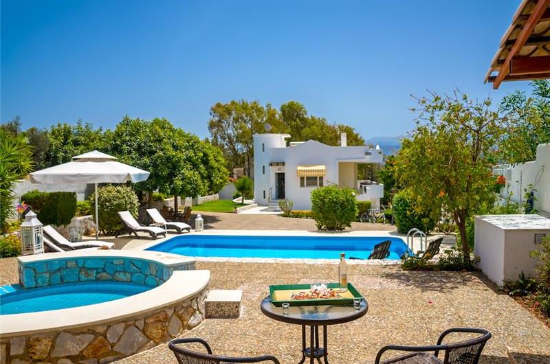 4 bedroom villa with pool close to beach on Akrotiri peninsula, sleeps 8