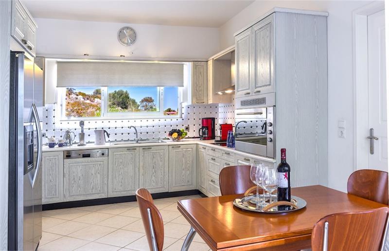 4 bedroom villa with pool close to beach on Akrotiri peninsula, sleeps 8