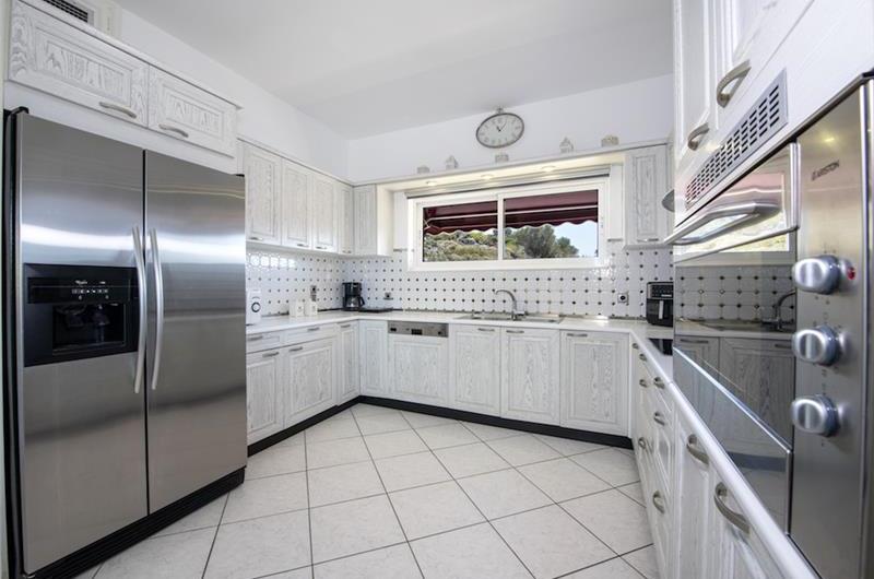 4 bedroom villa with pool close to beach on Akrotiri peninsula, sleeps 8
