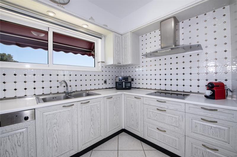 4 bedroom villa with pool close to beach on Akrotiri peninsula, sleeps 8